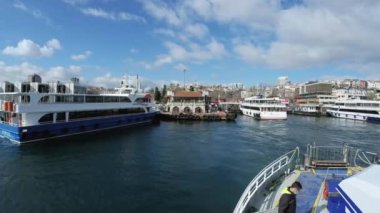 İstanbul 'daki Beşiktaş İskelesi' nden kalkan feribottan görüntü