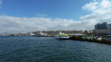 İstanbul 'daki Eminonu feribotundan geniş görüş.