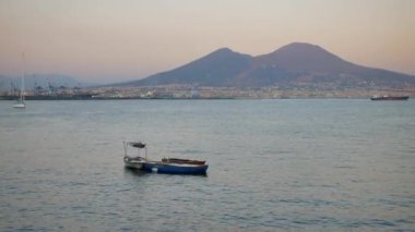Napoli 'den gün batımında Vesuvius' a romantik bir manzara