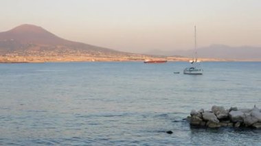 Gün batımında Vezüv 'deki Napoli rıhtımından görüntü