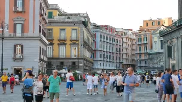 Foule sur la place Plebiscito à Naples — Video