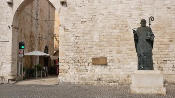 Staty av Sankt Nikolaus utanför Basilica di San Nicola i Bari - Handhållen — Stockvideo