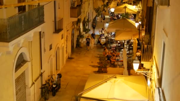 Вечерняя улица с ресторанами в Бари в Италии — стоковое видео