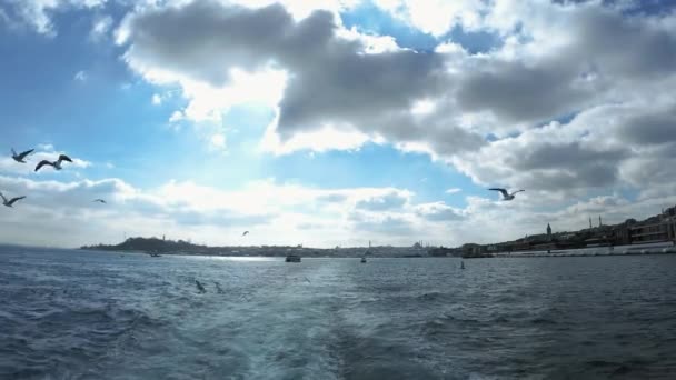 Pan du Bosphore sur le drapeau turc flottant sur le ferry en mouvement — Video