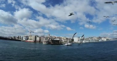 İstanbul ve Galata Kulesi 'ndeki hareket halindeki feribottan görüntü
