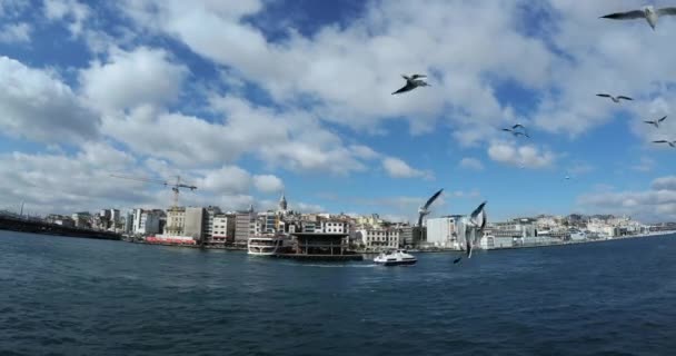 Vedere de la feribotul în mișcare de pe Istanbul și Turnul Galata — Videoclip de stoc