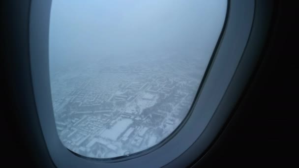 Vista desde el avión ganando altitud en la tierra nevada — Vídeos de Stock