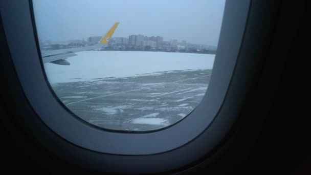 Utsikt från flygplanet lyfter på den snöiga flygplatsen i Ukraina — Stockvideo