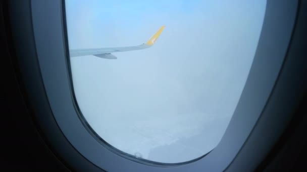 Vista aérea desde el iluminador del avión Pegasus en la tierra nevada y el cielo nublado — Vídeos de Stock