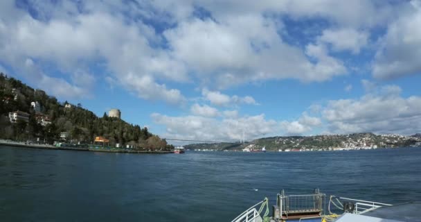 Blick von der Fähre auf den Bosporus an einem sonnigen Tag im Februar — Stockvideo
