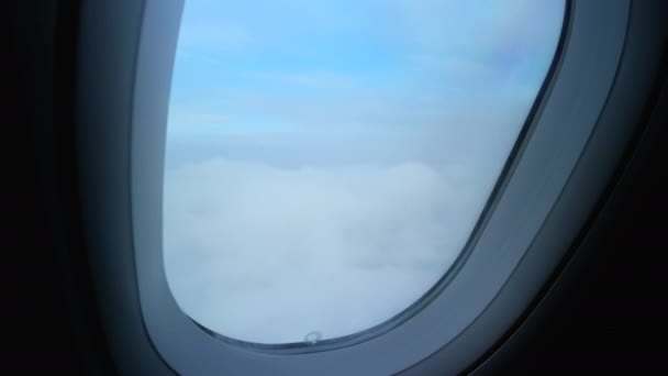 Utsikt från flygplansfönstret på den grumliga blå himlen — Stockvideo