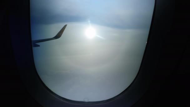 Vista dramática da janela do avião Pegasus sobre as nuvens e o sol — Vídeo de Stock