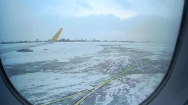 Ukrayna 'daki karlı kalkış pistinin uçak penceresinden görüntüsü — Stok video