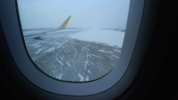 Ukrayna 'daki karlı havaalanında kalkış pistine çıkan Pegasus uçağının görüntüsü — Stok video