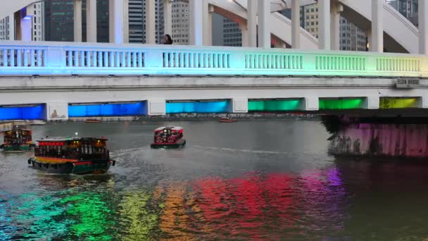 Barcos bajo el colorido puente de Elgin en Signapore - Handheld — Vídeos de Stock