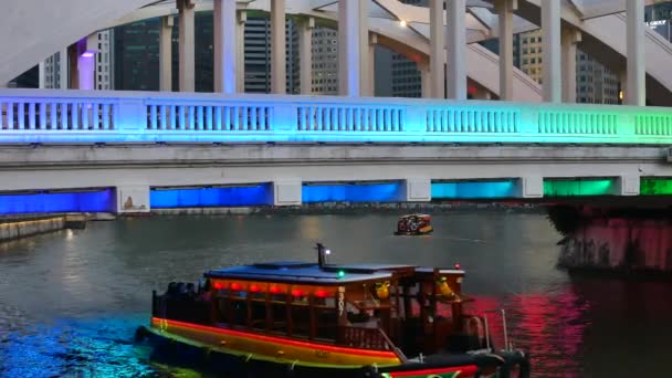 Detailní záběr osvětlené turistické lodi v Singapuru — Stock video