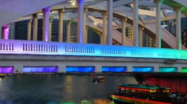 Singapur 'da akşam vakti güzel aydınlatılmış kemer köprüsü.