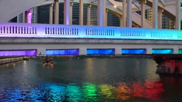 Traditionele boten onder verlichte Elgin Bridge in de avond in Singapore — Stockvideo
