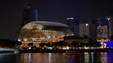 Aydınlatılmış Esplanade binası Singapur 'daki suya yansıdı