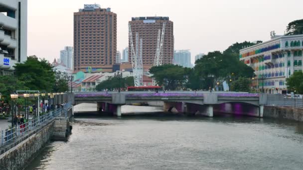 Vista del puente y edificios Coleman en Singapur — Vídeo de stock