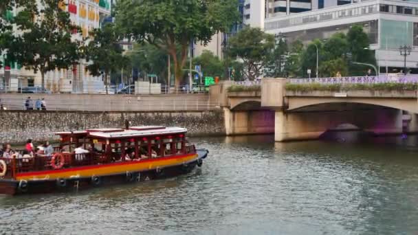 Boot met toeristen in de buurt van de Coleman brug in Singapore - Handheld — Stockvideo