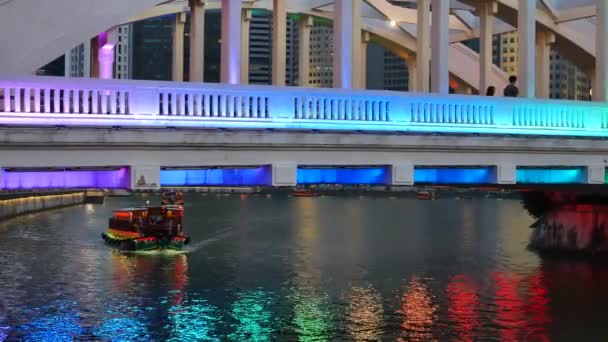 Lodě pod osvětleným Elgin Bridge ve večerních hodinách v Singapuru — Stock video