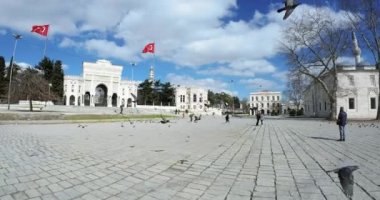 İstanbul Üniversitesi yakınlarındaki Özgürlük Meydanında Uçan Güvercinler - Aşırı geniş, DCI 4K, İslami Dua Çağrısı
