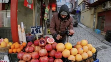 Genç adam İstanbul caddesinde nar suyu yapıyor ve satıyor - Geniş, 4K