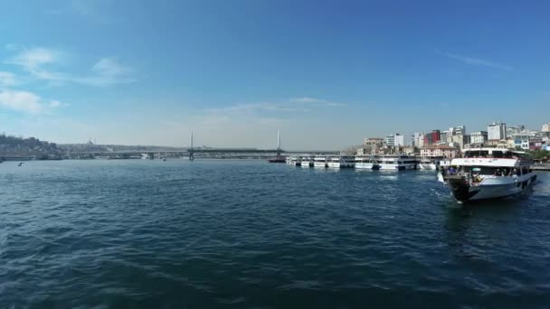 Vue du ferry de Eminonu à Karakoy à Istanbul - Large, 4K — Video