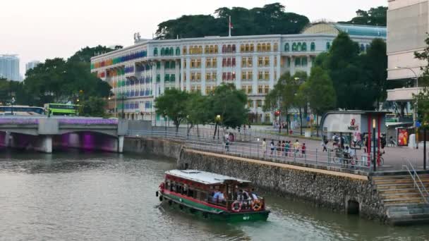 Turistický člun se blíží k mostu Coleman v Singapuru — Stock video