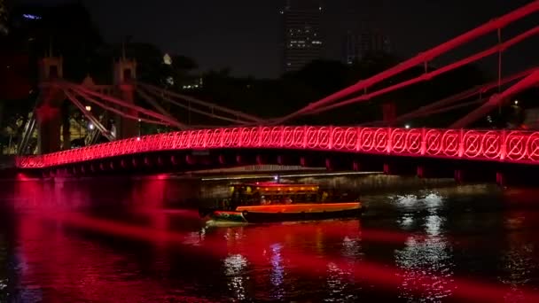 Rode verlichte brug in de avond in Singapore — Stockvideo