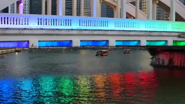 Světelný Elgin Bridge v Singapuru a světla odrážející se ve vodě — Stock video