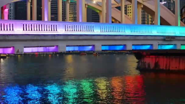 Luces coloridas reflejándose en el agua bajo el puente Elgin en Singapur — Vídeos de Stock