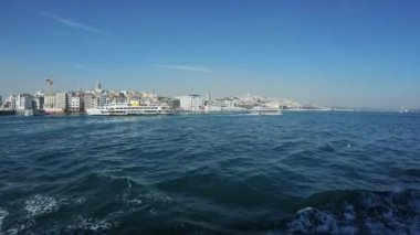 Galata Kulesi 'ndeki feribottan ve İstanbul' daki Karakol semtinden görüntü - Geniş, 4K