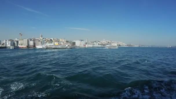 从伊斯坦布尔Galata塔和Karakoy区的轮渡观看4K — 图库视频影像