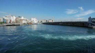İstanbul 'da Galata Köprüsü' nün altından geçen feribottan görüntü - Geniş, 4K
