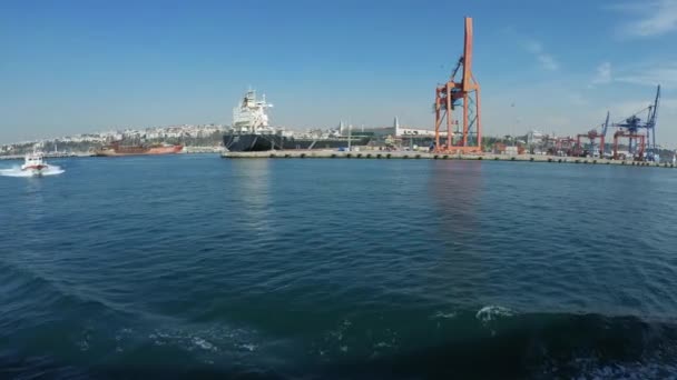 Vista desde el agua en el puerto de carga en Estambul - Wide, 4K — Vídeo de stock