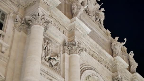 Przechył od Palazzo Poli do Fontanny di Trevi w Rzymie wieczorem - 4K — Wideo stockowe