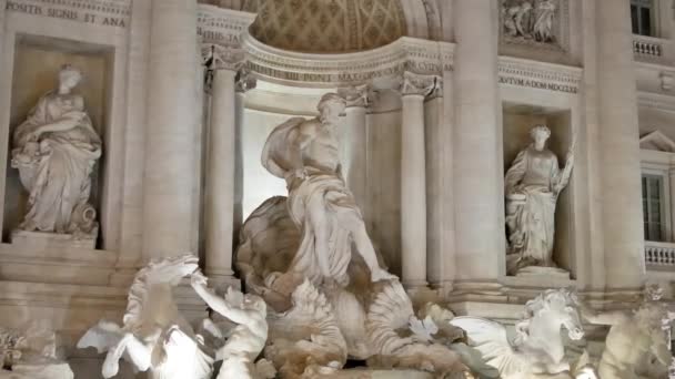 Estatuas de la Fontana de Trevi por la noche con foto destellos, luces y reflejos de agua, 4K — Vídeo de stock