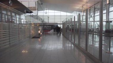 Bekleme alanı Kopernik Havalimanı Wroclaw 'daki cam duvarlarla ayrılmış - Pan, 4K