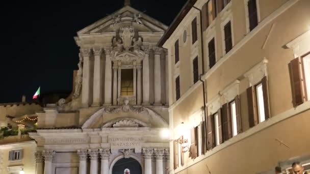 Inclinazione dall'antico edificio alla gente vicino alla Fontana di Trevi a Roma la sera - 4K — Video Stock