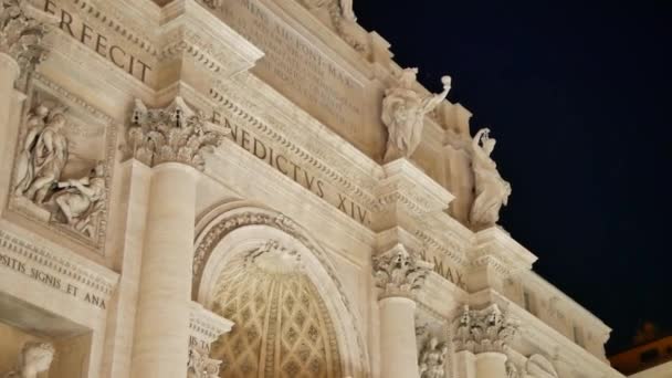 Palazzo Poli fachada, Fonte de Trevi, e as pessoas se reúnem em Roma à noite - Tilt, 4K — Vídeo de Stock