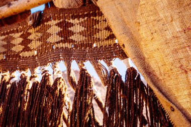 Çuval bezi ya da çuval bezi çadırı ve çölde geleneksel jüt süslemesi.