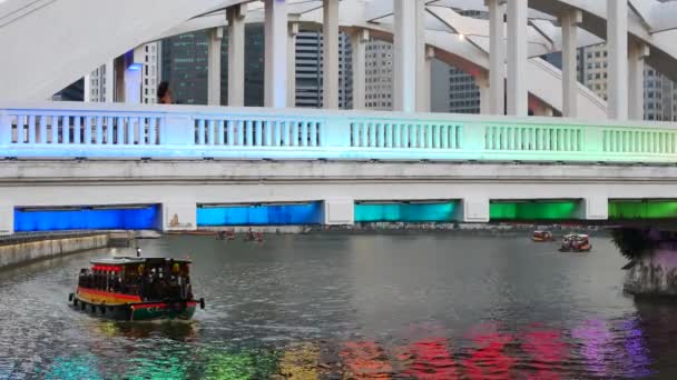 Medium shot of the tourist boat under the Elgin Bridge in Singapore — Stock video