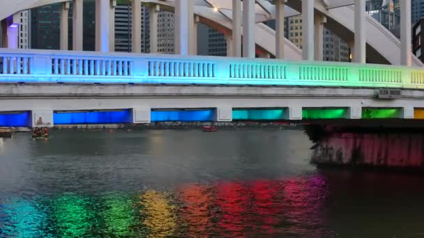 Illuminated Elgin Bridge in Singapore - Handheld — Stock video