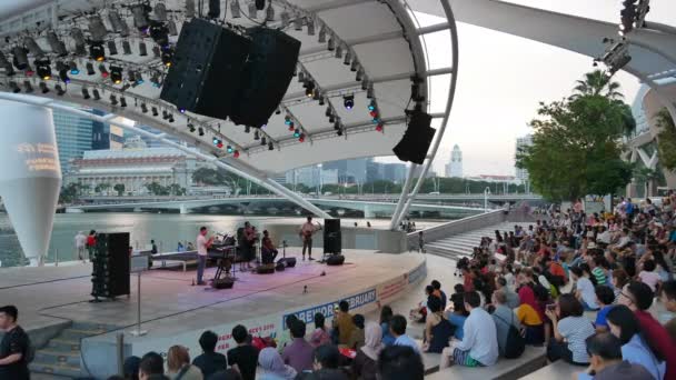 Många människor på utomhuskonserten på kvällen i Singapore — Stockvideo