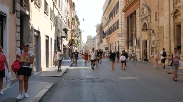 La gente se agolpa en la calle Via del Corso en verano en Roma - 4K, Handheld, Editorial — Vídeos de Stock