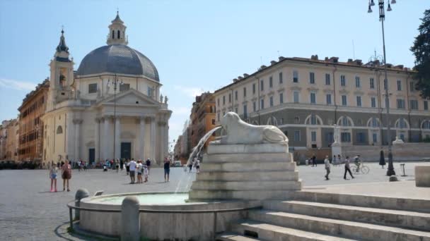 Leeuwenfontein en kerk op het Piazza del Popolo in Rome in de zomer, Handheld, Hoofdartikel — Stockvideo