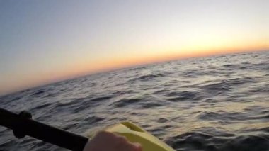 Güneş doğarken ellerinizi kapatın ve kano yaparken yüzün - POV, Hollanda açısı, 4K