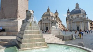 Roma 'daki Piazza del Popolo' nun dikilitaşını çevreleyen 4 aslan çeşmesinin bir tarafı - 4K, Handheld, Editör